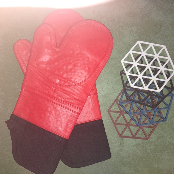 Red Silicone Oven Mitts - Picture 1 of 2